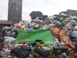 Tumpukan Sampah Menggunung di Pasar Gegerkalong Bandung