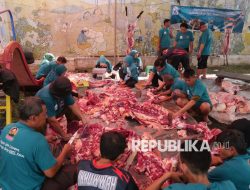 Warga OKU Terima Daging Kurban Bantuan Presiden Prabowo
