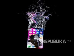 HP Nyebur ke Air? Ini 5 Mitos yang Bikin Gadget Makin Rusak