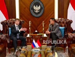 Seskab Teddy Berbincang Serius dengan Dubes Rusia, Apa yang Dibahas?