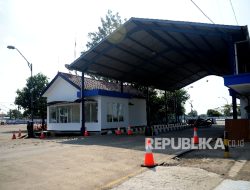 Ogah Masuk Jembatan Timbang, Sopir Truk Malah Tabrak Petugas Dishub