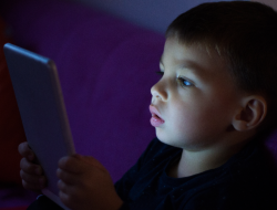 Screen Time Berlebihan Bisa Hambat Kemampuan Bahasa Anak