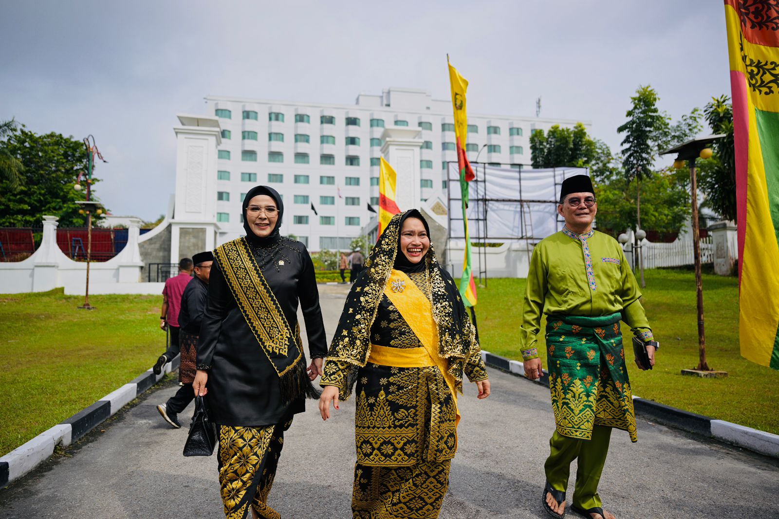 Kapolri Terima Penganugerahan Adat Ingatan Budi dari LAM Riau, Bupati Bengkalis Hadiri Prosesi Penganugerahan