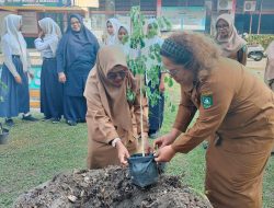 SMPN 3 Bengkalis Terima Bantuan Pohon Taman dari DLH