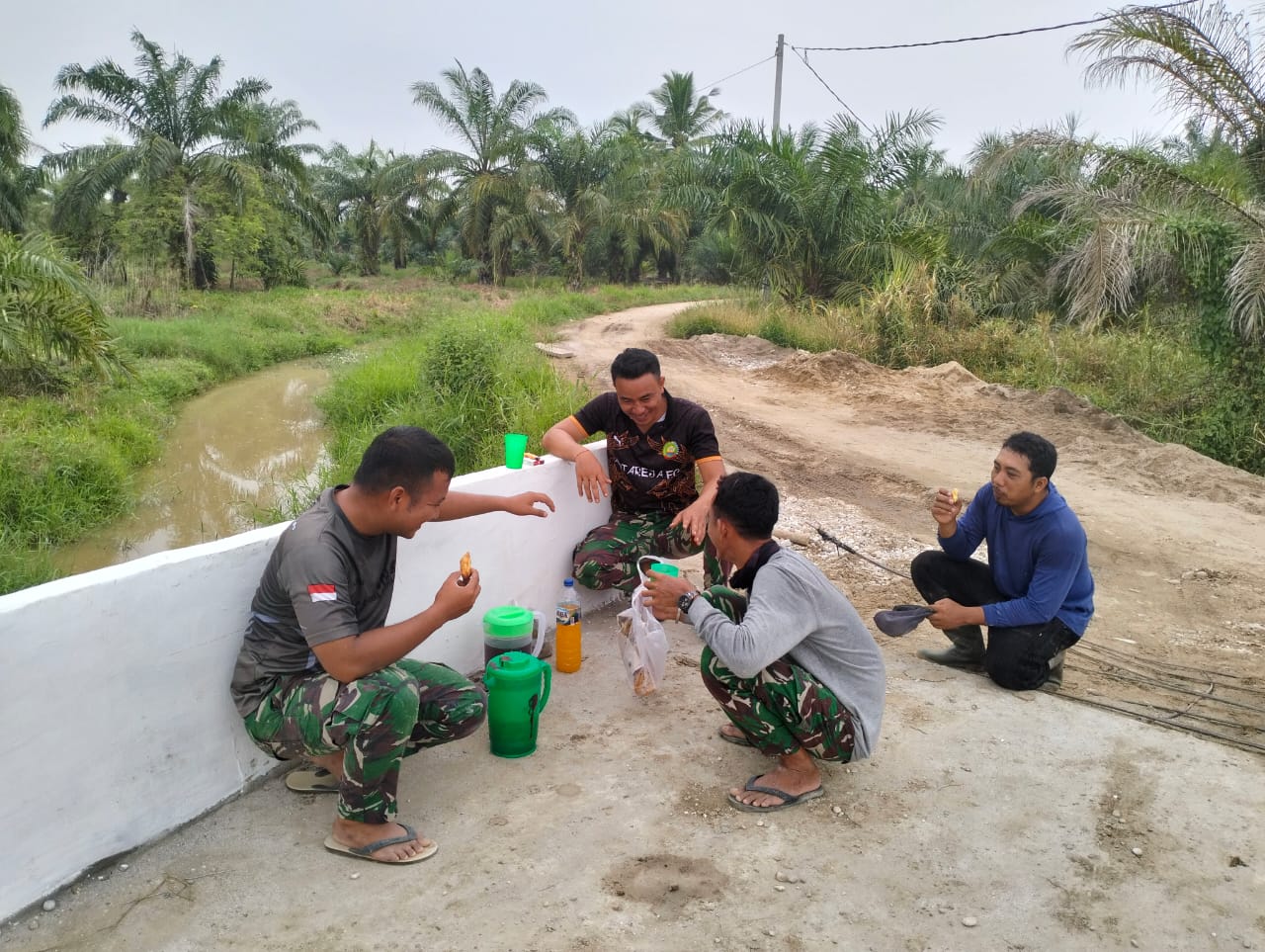 Jalin Kebersamaan Dengan Satgas TMMD Kodim 0321 Rohil, Warga Rokan Baru Pesisir Sajikan Makan Minum