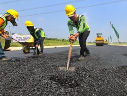 Kemendagri Ajak Swasta Rancang Kajian Aspal Plastik untuk Jalan Daerah