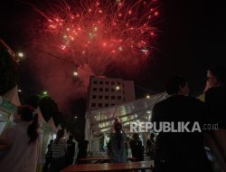 Atraksi Kembang Api Tutup Rangkaian Acara Republika Hijriah Food Festival di Bandung
