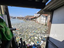 Bertahun-tahun Warga Tambakrejo Hidup Mengapung di Atas Pulau Sampah