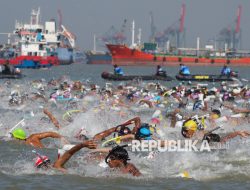 Ratusan Perenang Beradu Cepat Lintasi Selat Madura