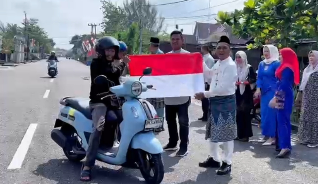 Semarakkan Semangat Kemerdekaan, Dinkes Bengkalis Bagikan Puluhan Bendera Merah Putih