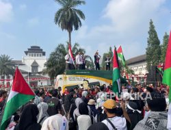 Bela Palestina Ribuan Warga Penuhi Jalan-Jalan di Bandung