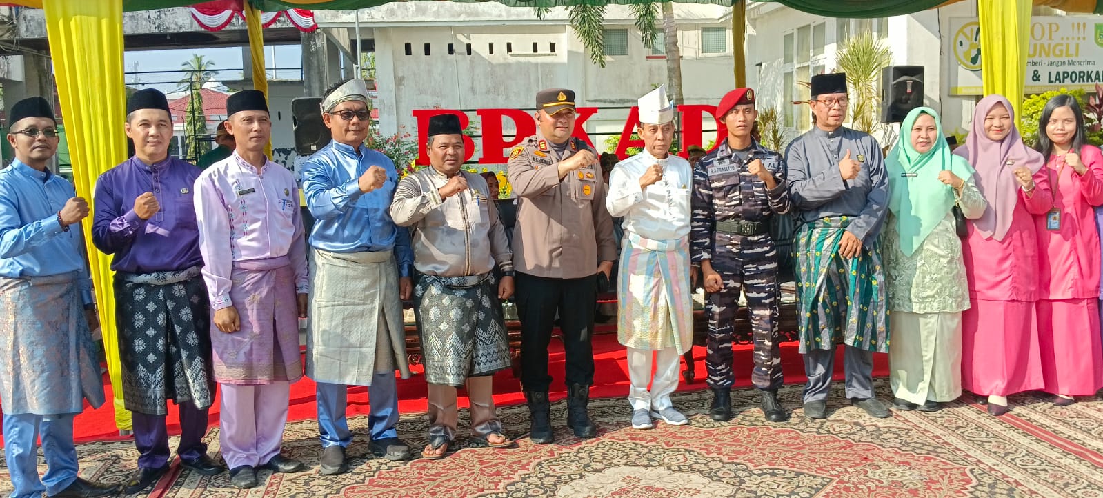 Kenakan Pakaian Kebesaran Adat Melayu, Sekda Pimpin Upacara HUT Riau ke-68 di Rohil