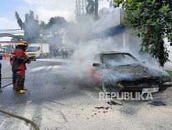 Mobil Klasik Hangus Terbakar di Kota Cimahi Usai Isi Bensin