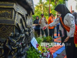 Aksi Tabur Bunga Peringati 16 Tahun Gempa Padang