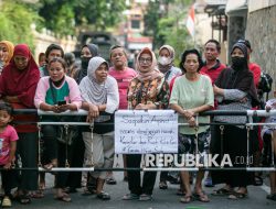 Aksi Ibu-ibu Jaga Lingkungan dari Demo Anarkis