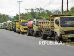 Antrean Kendaraan Mengular di SPBU Imbas Kelangkaan BBM di Ngada NTT