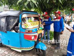PGN Bagikan 600 Paket Sembako untuk Pengemudi Bajaj Gas
