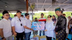 Bupati Kasmarni Berikan semangat dan Serahkan Bantuan kepada Warga Korban Kebakaran