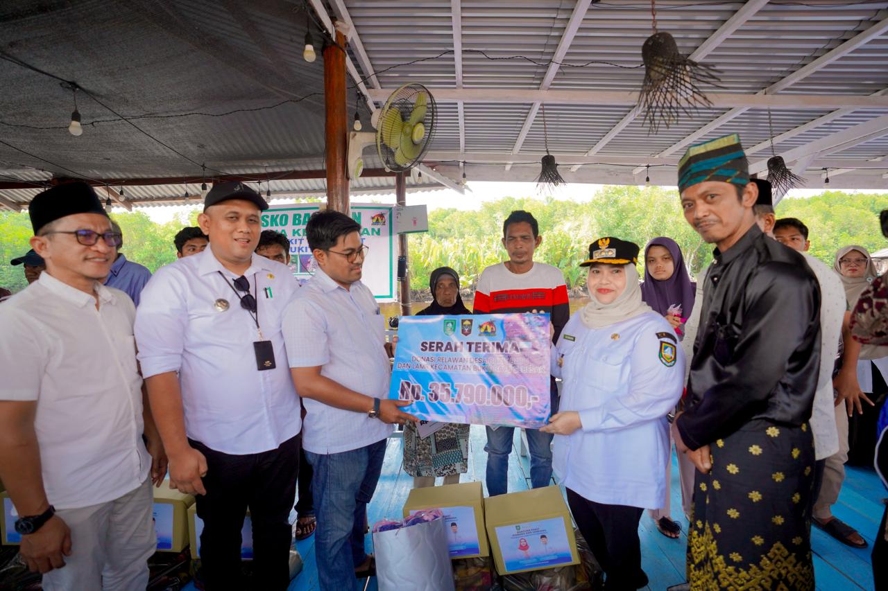 Bupati Kasmarni Berikan semangat dan Serahkan Bantuan kepada Warga Korban Kebakaran