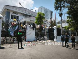 Emak-emak Melempari Gedung DPRD Jabar dengan Sampah, Dedi Mulyadi: tak Mencerminkan Spirit Jabar