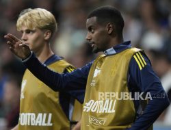 Isak Absen Lawan Burnley, Slot Isyaratkan Debut di Liga Champions