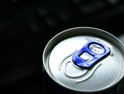Ini Risiko Konsumsi Minuman Energi Berlebihan pada Anak Muda