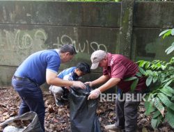 Peringati World Cleanup Day, Karabha Digdaya dan Aparat Gelar Aksi Bersih-Bersih Lingkungan