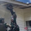 Satgas Yonif 511 pasang lampu beri penerangan warga Lanny Jaya