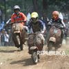 Intip Keseruan Adu Cepat Vespa di Lintasan Offroad