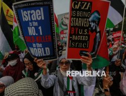 Massa Gelar Aksi Indonesia Lawan Genosida di Patung Kuda pada Ahad