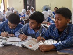 Ruang Kelas Terbatas, Siswa SMP 62 Bekasi Belajar Berdesakan
