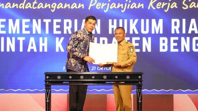 Bupati Bengkalis Terima Penghargaan dari Menteri Hukum RI