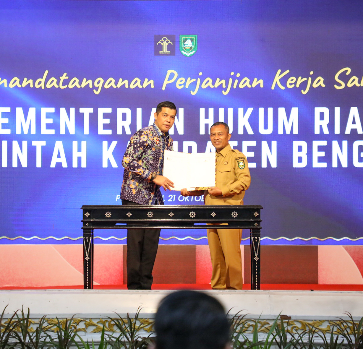 Bupati Bengkalis Terima Penghargaan dari Menteri Hukum RI