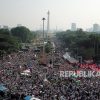 Polisi Berpeci Ikut Kawal Aksi Indonesia Melawan Genosida di Patung Kuda