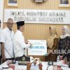 Wamenag Serahkan Santunan kepada Keluarga Petugas Haji yang Wafat